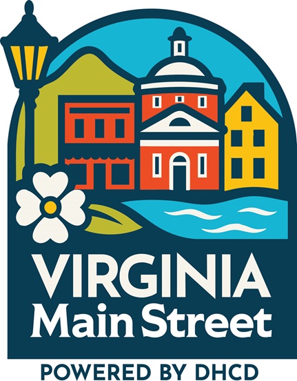 弗吉尼亚主街（Virginia Main Street）标志——一个简洁的城市街区图案，包含3栋建筑，旁边有一条河流，左侧有一盏路灯和一朵山茱萸花。深蓝色背景上的白色文字为：“Virginia Main Street - Powered by DHCD”