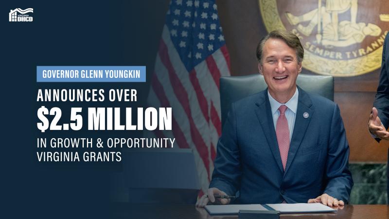 一张Glenn Youngkin州长身穿蓝色西装、佩戴红色领带，对着镜头微笑并准备签署立法文件的照片 - 白色文字显示：州长Glenn Youngkin宣布超过$2.5百万美元的“弗吉尼亚州发展与机遇（Growth and Opportunity Virginia）”拨款”